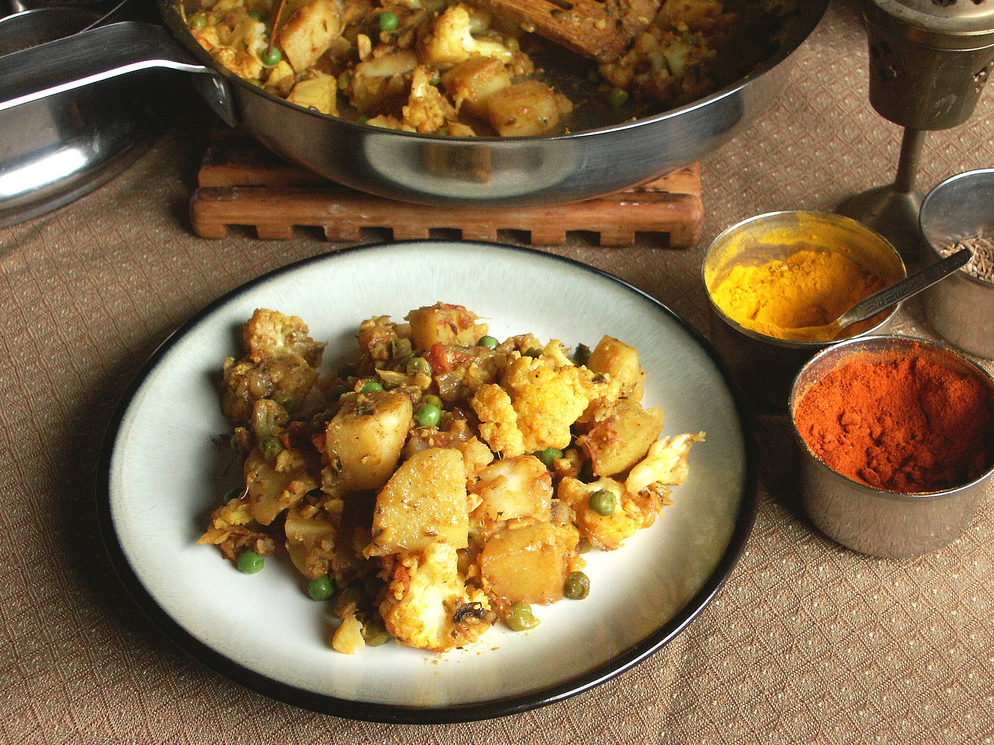 Curried Cauliflower & Potatoes With Peas (Aloo Gobi Matar) - I Cook And ...